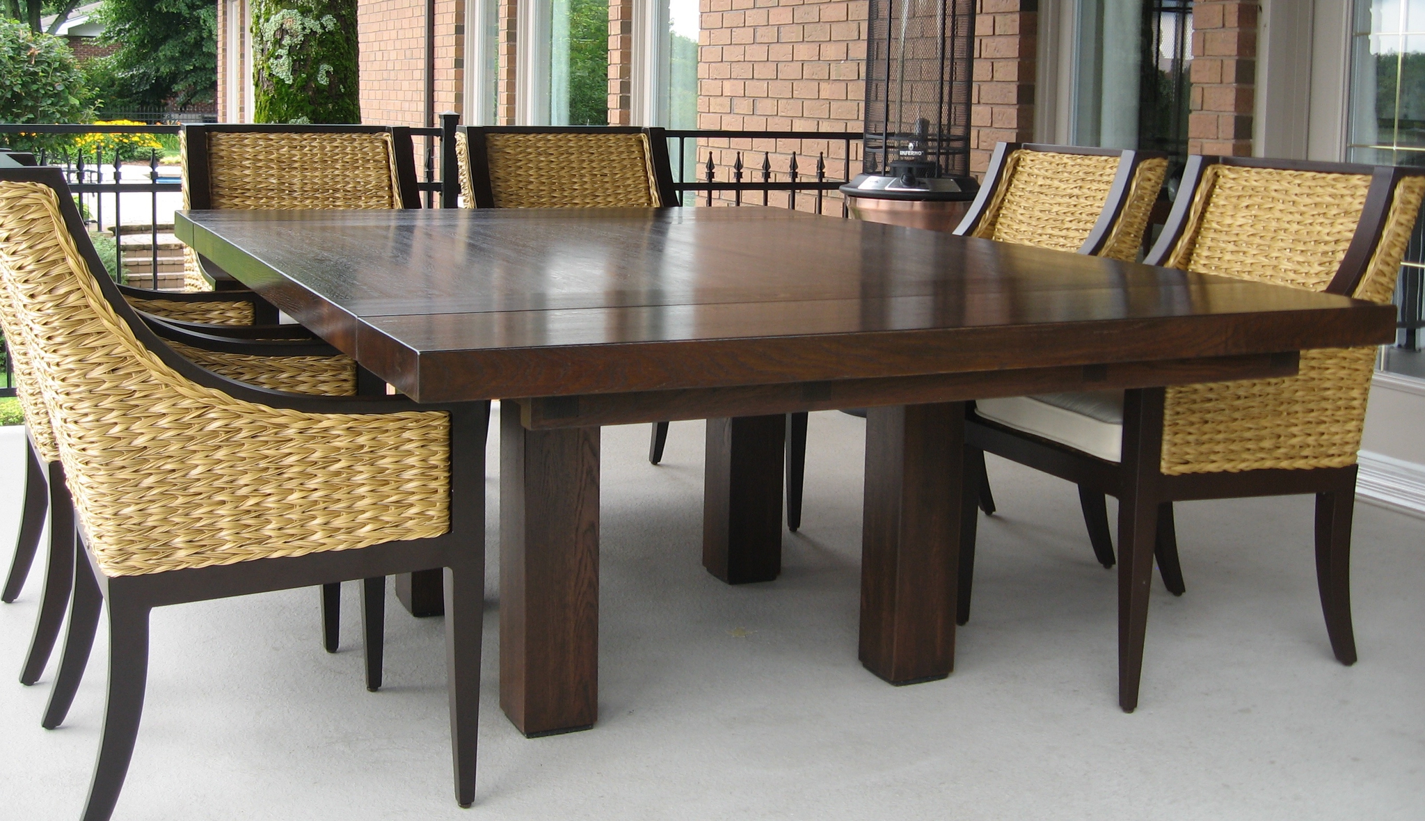 Table carré en bois avec extensions