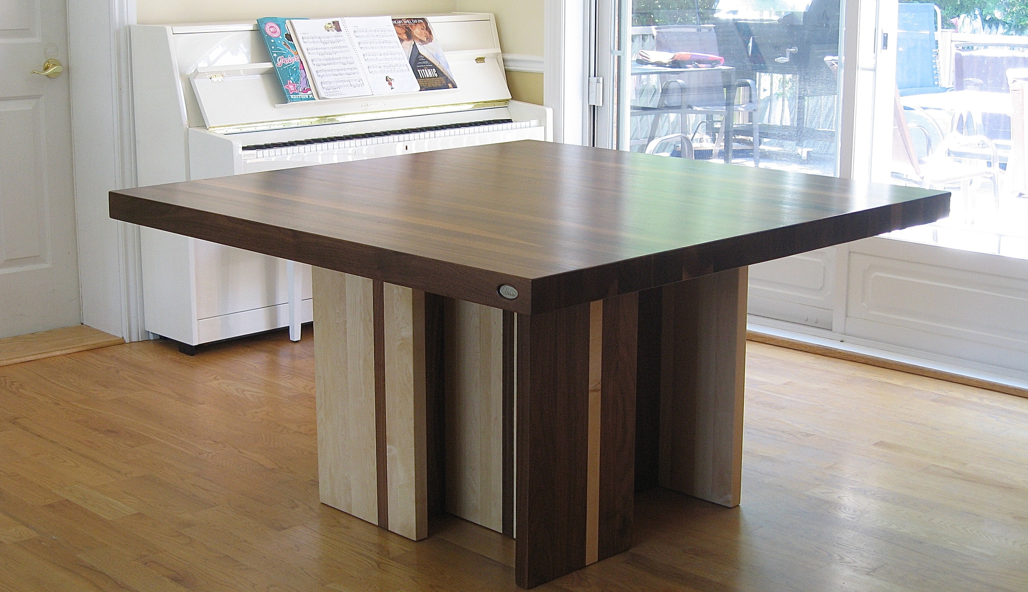 Table carré en bois composé